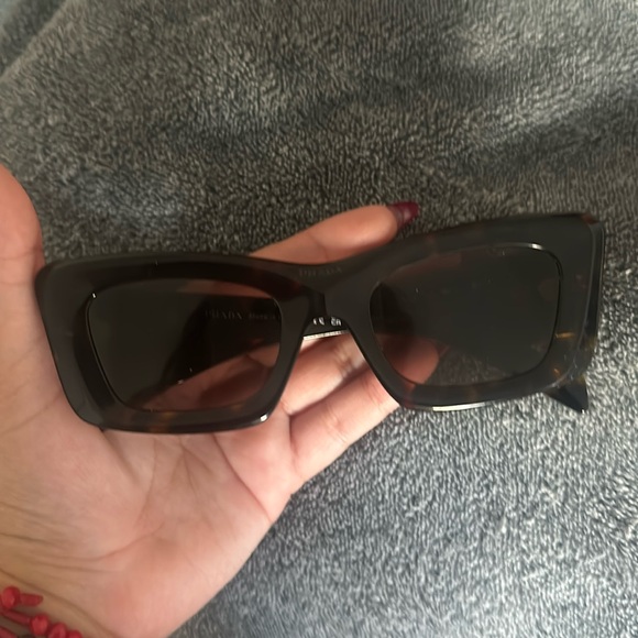 Prada sunglasses PR 13ZS
Tortoise - Picture 3 of 9
